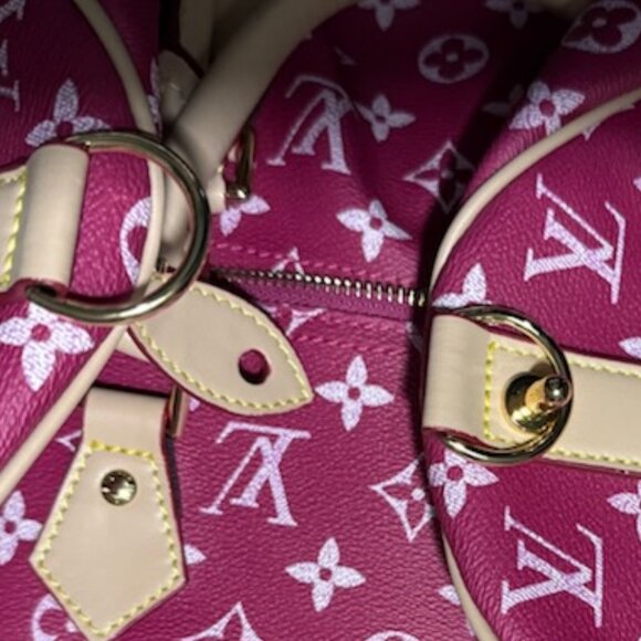 Stunning Brand New Fashion Weekender Duffle with POUCH!!! - Picture 7 of 7